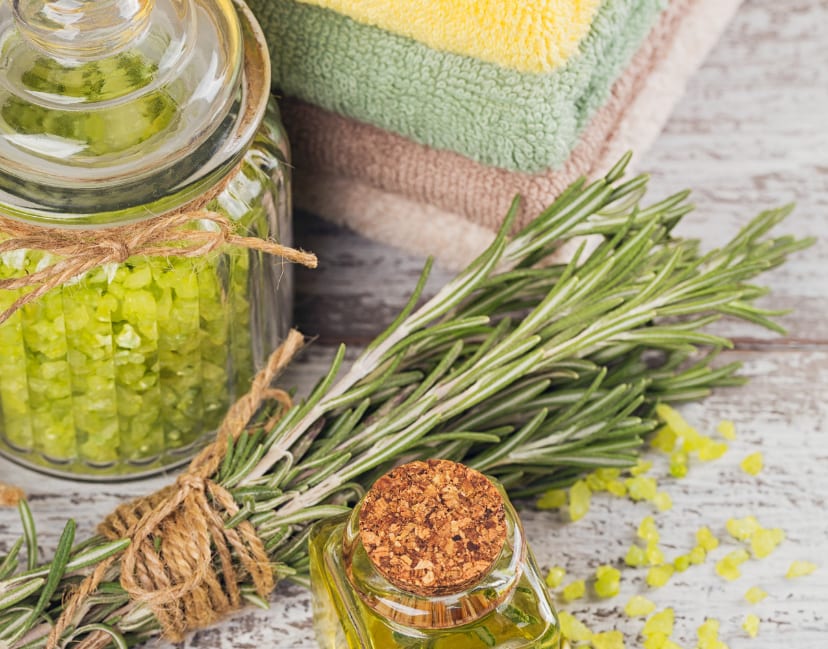 Salz, ätherisches Öl und Rosmarin als Zutaten für ein Kräuter-Bad oder Peeling